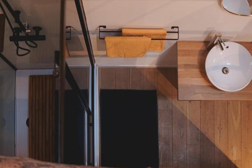 a bathroom with a white sink and a mirror at Loft urbain style Brooklyn in Profondeville