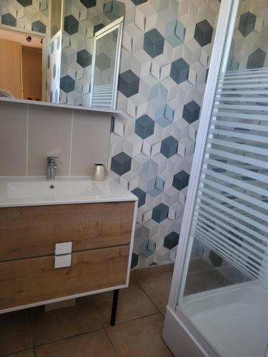 Ένα μπάνιο στο Maison individuelle pour vacances ou travail à 3 min du pal, 5 min Dompierre sur besbre, 20 min de moulins,tout confort, prêt à vous accueillir