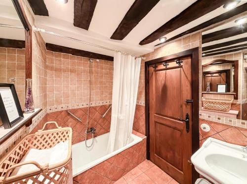 een badkamer met een douche, een bad en een wastafel bij LITTLE TOWER in Potes