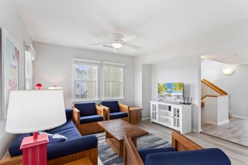 Una sala de estar con sillas azules y una mesa. en CAC-21B - Tuna, en Buxton