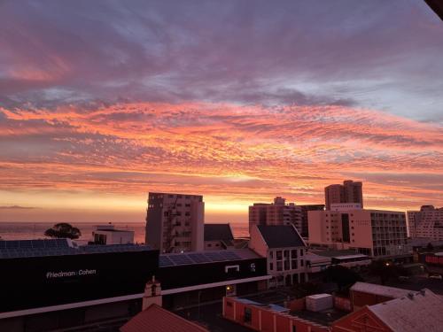Solopgangen eller solnedgangen set fra lejligheden