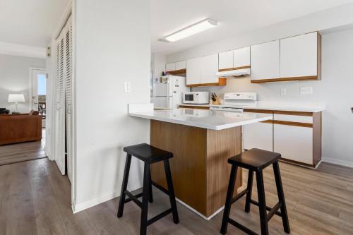 eine Küche mit zwei Barhockern und einer Theke in der Unterkunft CAC-21A - Turtle in Buxton