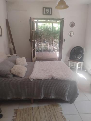 Schlafzimmer mit einem Bett und einem Fenster mit einem Tisch in der Unterkunft Casa de campo con pileta in Alta Gracia