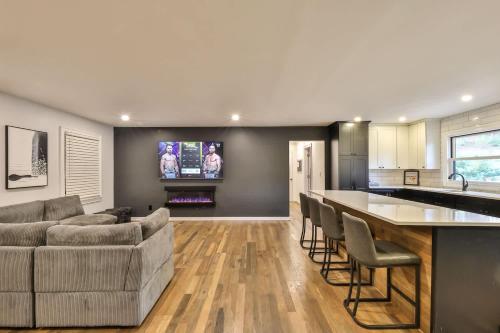 TV a/nebo společenská místnost v ubytování Hot Tub Pool & Pond - Catskills Family Escape