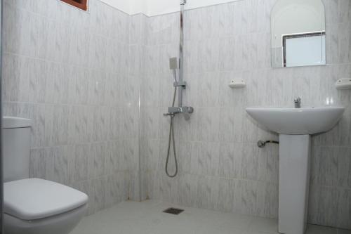 Koupelna v ubytování Tithira Guest House