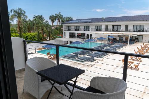 d'un balcon avec vue sur la piscine et l'hôtel. dans l'établissement Villa Santorini Boutique & Hotel, à Pirenópolis