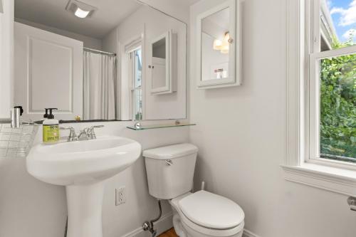 Phòng tắm tại Cozy 2 Bed Apt