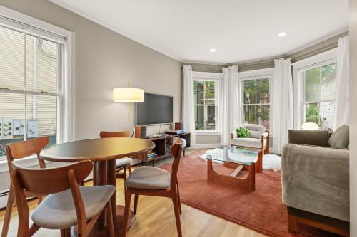 a living room with a table and a couch at Cozy 2 Bed Apt in Cambridge