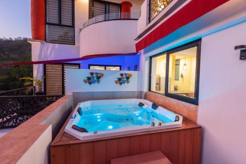 een hot tub in het midden van een huis bij Condominios Brisas del Mar in Santa Cruz Huatulco