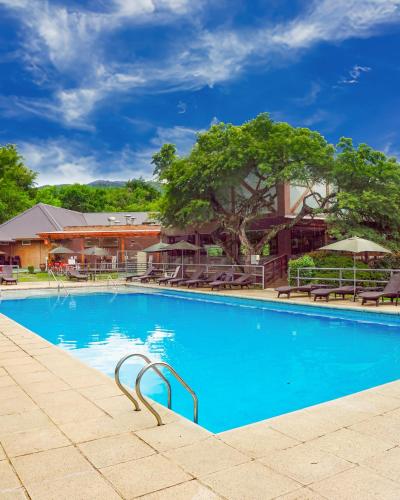 a swimming pool at a hotel with a resort at Howard Johnson Hotel & Spa Villa General Belgrano in Villa General Belgrano