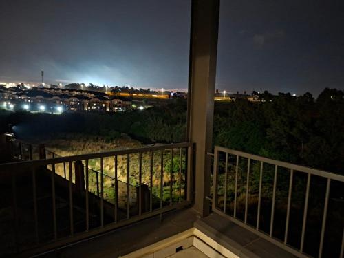 ein Balkon mit Blick auf die Stadt bei Nacht in der Unterkunft Munyaka Luxury Penthouse in Midrand