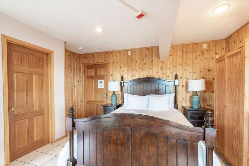 Llit o llits en una habitació de Aurora Bayside Inn
