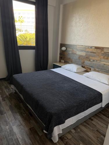 KlorakasにあるCasa Clara Apartment mit Meerblick direkt am Strandの大きなベッドと窓のある寝室