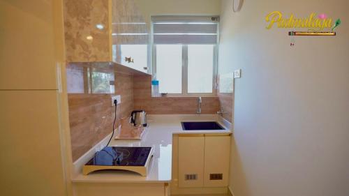 Η κουζίνα ή μικρή κουζίνα στο Padmalaya Homestay Where Divine meets Comfort !