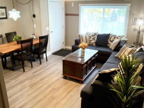 Posezení v ubytování E. Turkeyfoot Whole House