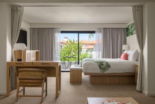 Postel nebo postele na pokoji v ubytování Tommy Bahama Miramonte Resort & Spa