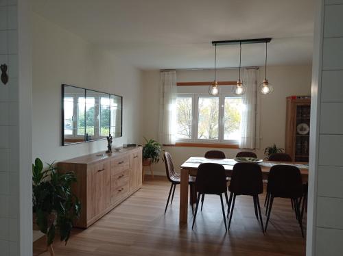 eine Küche und ein Esszimmer mit Tisch und Stühlen in der Unterkunft Casa Playa Meira in Moaña