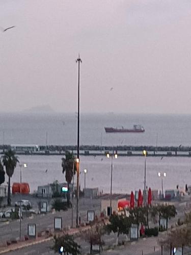 una vista del océano con un tren en la distancia en Suite Hotel, en Estambul