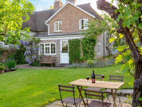 Yellowham WoodにあるThe Old Post Officeの庭のワインテーブル