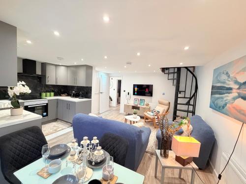 ein Wohnzimmer mit Tisch und Stühlen und eine Küche in der Unterkunft Bright Modern Apartment in Northfield