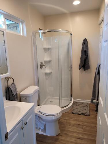 Koupelna v ubytování Comfy, independent 1 bedroom guest suite in Orcutt