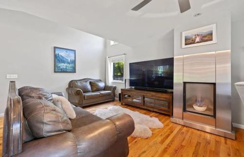 Μια τηλεόραση ή/και κέντρο ψυχαγωγίας στο Stylish Jackson Retreat Close to Trails and Town