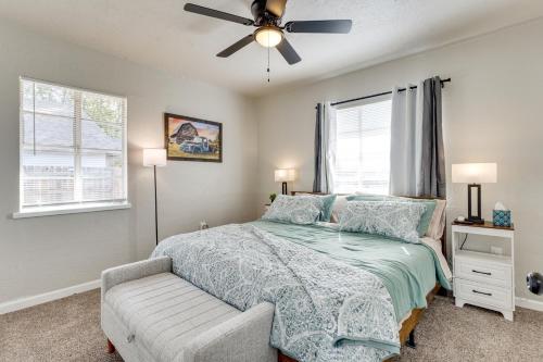 Postel nebo postele na pokoji v ubytování 4 Mi to Fort Sill Modern Home with Private Yard