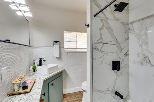 Koupelna v ubytování 4 Mi to Fort Sill Modern Home with Private Yard