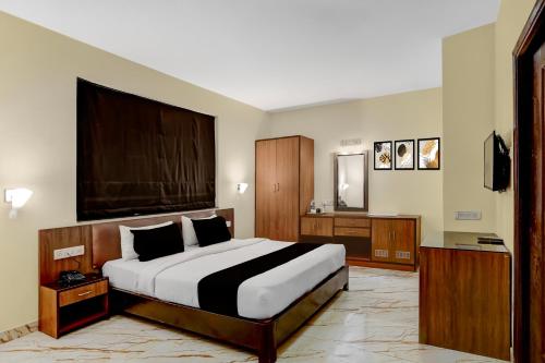 Un dormitorio con una cama grande y un televisor. en Hotel O Blu View, en Aguada