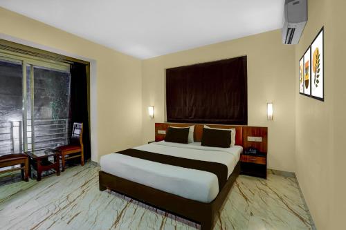 Un dormitorio con una cama grande y una ventana en Hotel O Blu View, en Aguada