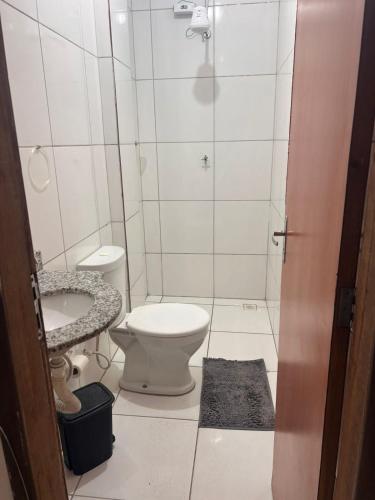 ein weißes Badezimmer mit Toilette und Waschbecken in der Unterkunft Regency Loft 02 in Petrolina