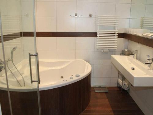 a bathroom with a tub and a sink at One-bedroom apartment in Sassnitz