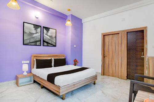 Postel nebo postele na pokoji v ubytování Hotel O Cosmopolis Bhubaneswar Formerly Luxury Stay
