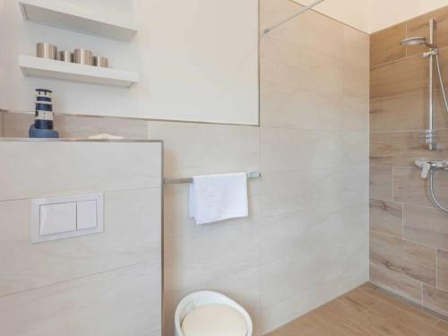 a bathroom with a toilet and a shower at One-bedroom apartment in Sassnitz