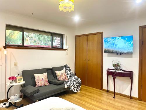 SmithfieldにあるGuest suite in Elizabeth Northのソファとテーブルのあるリビングルーム