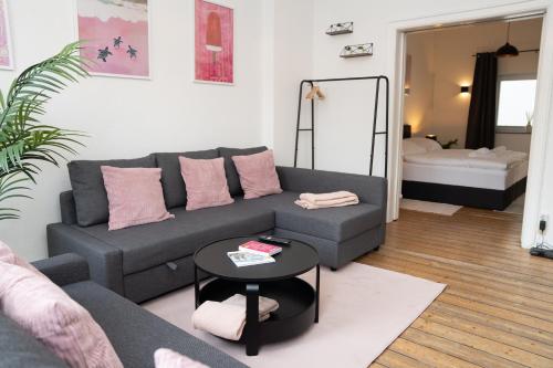 a living room with a couch and a table at Apartment Lebenslang - Nähe Weserstadion & Viertel in Bremen