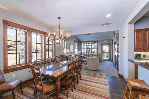 ジャクソンにあるModern Comfort Near Trails and Town in Jacksonのテーブルと椅子のあるダイニングルーム