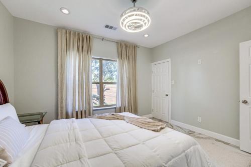 ein Schlafzimmer mit einem großen weißen Bett und einem Fenster in der Unterkunft Walk to Lake Lewisville and Park Pet-Friendly Apt in Oak Point