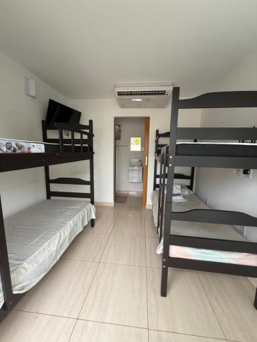 Giường trong phòng chung tại Quarto Ágape