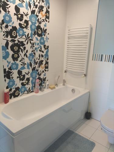 StrykowoにあるDom za Tujamiのバスルーム(バスタブ、トイレ、シャワーカーテン付)