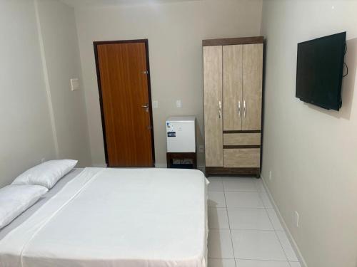 Een bed of bedden in een kamer bij Residencial Sol - Cidade alta