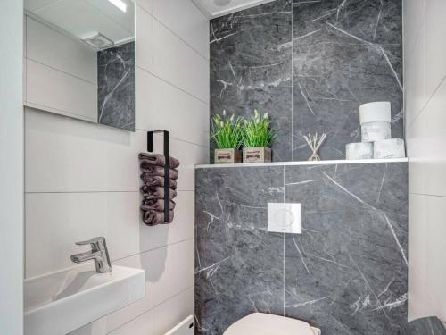 une salle de bains avec toilettes et lavabo dans l'établissement Bernstein Resort, à Dorf Körkwitz