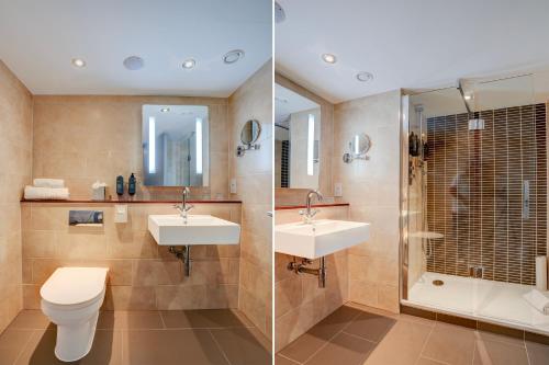 een badkamer met 2 wastafels, een toilet en een douche bij Sunday London Staines-upon-Thames Heathrow T5 in Staines