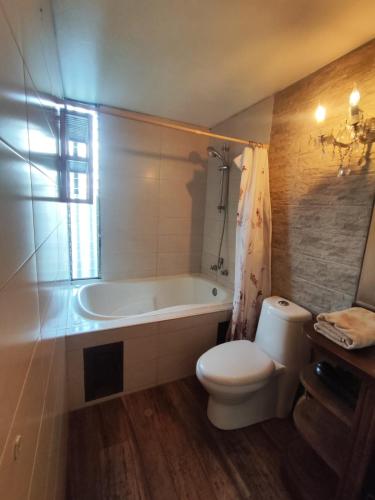 Un baño con bañera, inodoro y lavabo. en Céntrica habitación con vistas Larcomar, en Lima