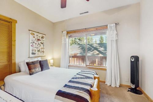 トラッキーにあるTruckee Treatのベッドと窓のある寝室