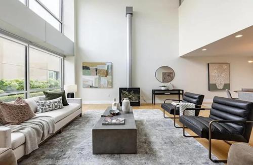 een woonkamer met een bank en een tafel bij Calm Modern Retreat in the Heart of Salt Lake City in American Towers Condominium