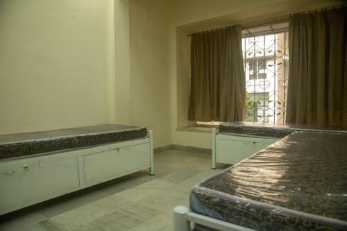 En eller flere senge i et værelse på Ansh PG & DORMITORY