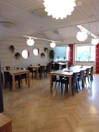 Restaurace v ubytování Avavikens Vandrarhem och Konferens