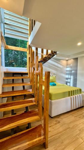 ein Schlafzimmer mit einem Etagenbett und einer Treppe in der Unterkunft Georgia's Samal Resort in Babak