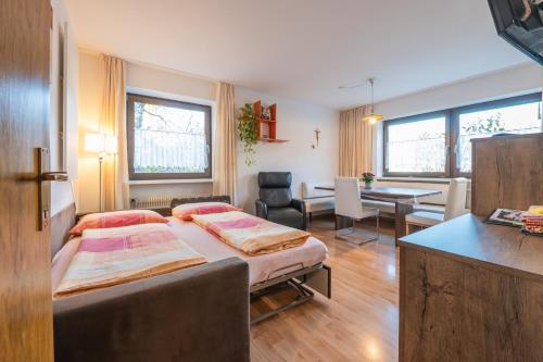 1 dormitorio con 2 camas y comedor con mesa en App Brunner, en Valdaora